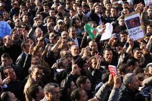 Environ 2 000 personnes manifestent le 12 février 2011 à Alger. © AFP