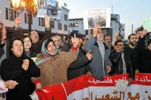 Des Marocains fêtent le départ de Moubarak à Rabat, le 11 février 2011. © AFP
