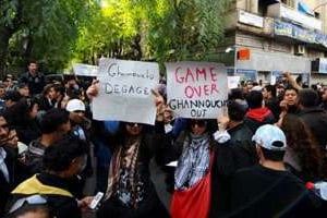Manifestants hostiles au Premier ministre de transition Mohamed Ghannouchi. © AFP