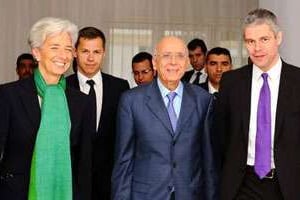 Mohamed Ghannouchi entouré de Christine Lagarde et Laurent Wauquiez, mardi 22 février à Tunis. © Fethi Belaid/AFP