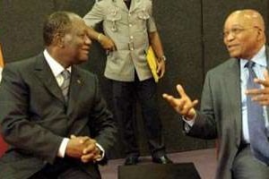 Alassane Ouattara (G) et Jacob Zuma au Golf Hôtel à Abidjan le 22 février 2011. © AFP