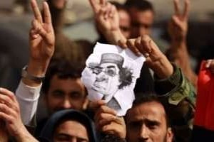 Des manifestants brandissent une caricature de Kadhafi à Tobrouk (est de la Libye), le 24 février. © AFP