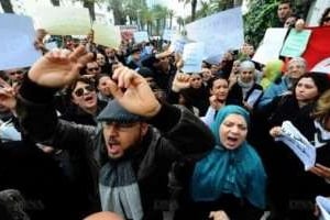 Des dizaines de manifestants se sont emparé de l’ambassade libyenne à Paris, le 25 février. © AFP