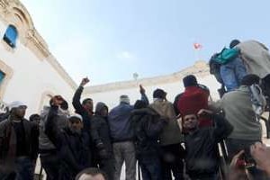 Manifestation devant les bureaux de Mohamed Ghannouchi, fin janvier. © AFP