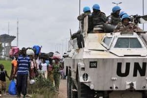 Un véhicule de la force de l’ONU dans le quartier d’Abobo. © AFP
