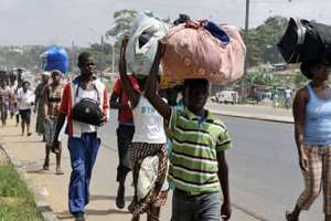 Les Abidjanais fuient les combats incessants. © AFP