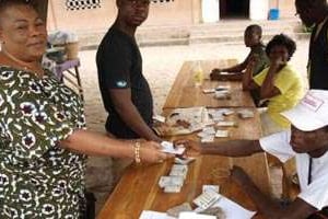 Des assesseurs avec des cartes électorales à Cotonou, le 2 mars 2011. © AFP