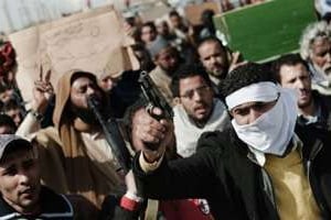 Des insurgés libyens, le 4 mars à Ajdabiya. © AFP