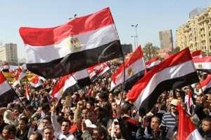 Des milliers d’Égyptiens célèbrent la fin de l’ère Moubarak sur la place Al-Tahrir le 4 mars. © AFP
