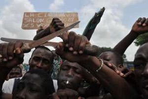 Des manifestants armés de couteaux le 3 mars à Abobo (nord d’Abidjan). © AFP