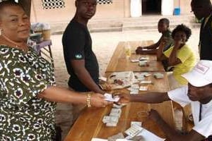Des assesseurs avec des cartes électorales à Cotonou, au Bénin, le 2 mars 2011. © AFP