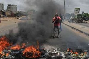 Un barrage de pneus brûlés dressé par des habitants du quartier d’Abobo à Abidjan. © AFP