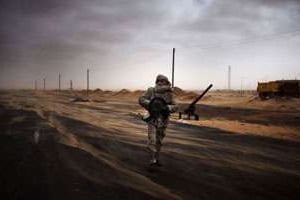 Un combattant de l’opposition libyenne à un poste de contrôle situé à Ras Lanouf le 5 mars 2011. © AFP