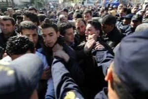 Des manifestants empêchés de défiler, samedi 5 mars à Alger. © AFP