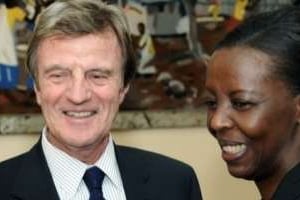 Bernard Kouchner et Louise Mushikiwabo, à Kigali en janvier 2010. © AFP