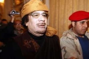 Mouammar Kadhafi arrive à l’hôtel Rixos de Tripoli, le 8 mars 2011. © AFP