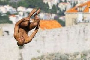 Hassan Mouti à Dubrovnik en juillet 2009 lors des Red Bull Cliff Diving Series. © AFP
