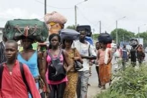 Des habitants fuient le quartier d’Abobo à Abidjan le 25 février 2011. © AFP