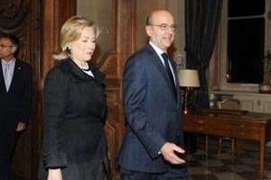 Alain Juppé et Hillary Clinton à Paris, le 14 mars. © AFP