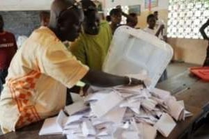 Dans un bureau de vote au Bénin, à Cotonou, le 13 mars 2011. © AFP