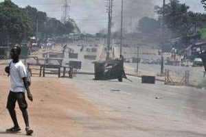 Barricades dans le quartier d’Abobo, dans le nord d’Abidjan, le 15 mars 2011. © AFP