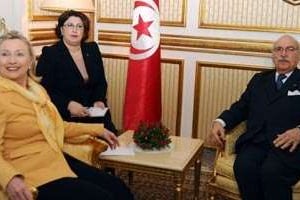 Hillary Clinton rencontre à Tunis le président tunisien par interim Fouad Mebazaa, le 17 mars. © AFP