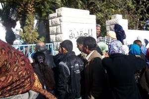 Manifestation devant la préfecture de Sidi Bouzid, en décembre dernier. © AFP