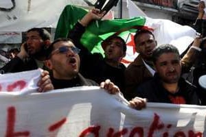 Des Algériens lors d’une manifestation à Alger, le 20 mars 2011. © AFP