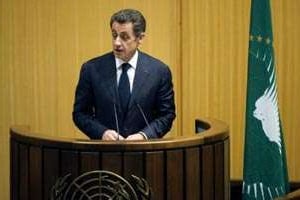 Nicolas Sarkozy veut interdire « au moins les armes lourdes dans Abidjan » © AFP