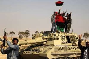 Des rebelles libyens célèbrent la prise de la ville d’Ajdabiya, le 26 mars. © AFP