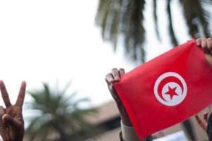 Le drapeau tunisien, le 20 janvier lors des manifestations à Tunis. © AFP