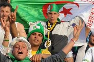 Des supporteurs algériens lors du match contre le Maroc, le 27 mars 2011 à Annaba. © AFP