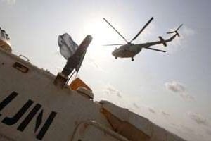 Un hélicoptère survole le quartier général de l’ONU, à Abidjan. © Reuters