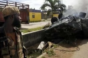 Soldat des FRCI contemplant un char détruit des forces de Gbagbo, le 5 avril à Abidjan. © Emmanuel Braun / Reuters