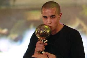 Bougherra, recevant ici le Ballon d’or algérien 2009, pourrait être tenté par l’Angleterre. © Reuters