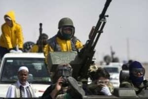 Des insurgés libyens quittent Ajdabiya pour se rendre sur la ligne de front, le 6 avril 2011. © AFP