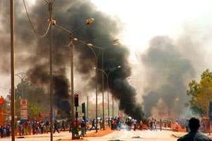 Scène d’émeute, le 11 mars, à proximité de l’université de Ouagadougou. © Ahmed Ouoba/AFP