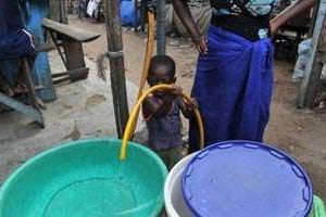 Une Ivoirienne en quête d’eau potable, le 7 avril 2011 à Abidjan. © AFP