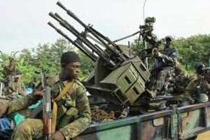 Des combattants pro-Ouattara attendent de donner l’assaut final, près de l’hôtel du Golf, le 5 avr © AFP