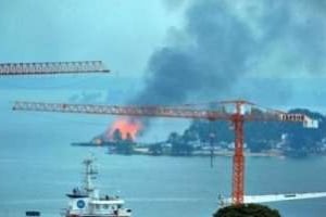 Incendie sur la base navale contrôlée par les forces de Gbagbo, le 10 avril 2001 à Abidjan. © AFP