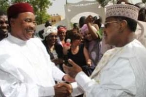 M. Issoufou et S. Oumarou plaisantant devant un bureau de vote, le 12 mars à Niamey. © Djibo Tagaza pour J.A.