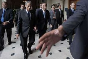 Amr Moussa et Ban Ki-moon au siège de la Ligue arabe, le 21 mars, au Caire. © Nasser Nasser/AP Photo