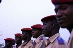 Des soldats à Ouagadougou, le 1er avril 2011 lors d’une rencontre avec Blaise Compaoré. © AFP