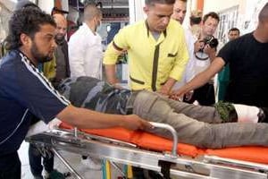 Un rebelle blessé transporté le 16 avril 2011 à l’hôpital d’Ajdabiya. © AFP