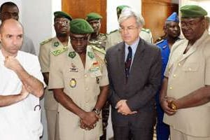 Le général Djibo et l’ambassadeur de France Alain Holleville, le 8 janvier à Niamey. © Boureima Hama/AFP