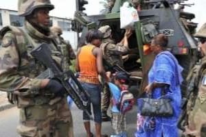 Des civils évacués le 9 avril 2011 par des soldats français de la Licorne, à Abidjan. © AFP