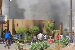 Le siège du parti au pouvoir le CDP, incendié le 16 avril 2011, à Ouagadougou. © AFP