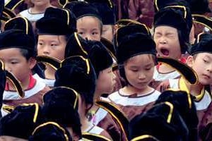 Écoliers en costume traditionnel, dans un temple confucéen à Nanjing. © Reuters