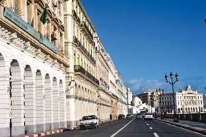 Dans le centre, sur le front de mer, les façades soignées du boulevard Zirout-Youcef. © Omar Sefouane pour J.A.