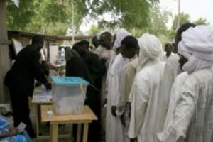 Des personnes font la queue à N’Djamena pour voter, le 25 avril 2011. © AFP
